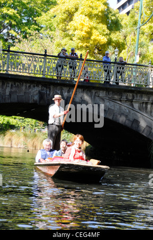 Une partie de touristes appréciant une promenade sur un punt sur la rivière Avon à Christchurch, Nouvelle-Zélande Banque D'Images