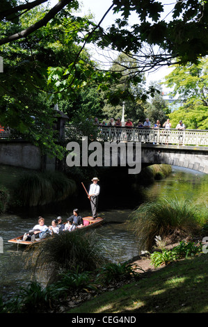 Un punt transportant une partie de touristes près du pont de Worcester Boulevard sur l'Avon River à Christchurch, Nouvelle-Zélande Banque D'Images