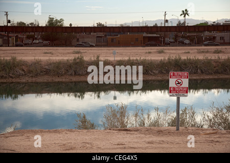 Canal All-American et US-Mexico Border Fence Banque D'Images