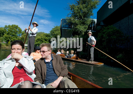 Touristes appréciant le punting sur la rivière Avon à Christchurch, Nouvelle-Zélande Banque D'Images