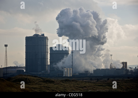 Épuisant et fumées de pétrochimie travaille à Middlesborough. Banque D'Images