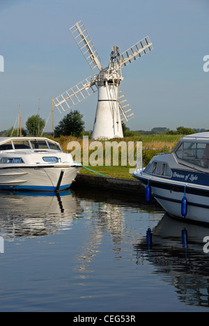 Thurne Mill et Thurne Dyke, avec deux croiseurs amarrés, Norfolk Broads, Angleterre Banque D'Images