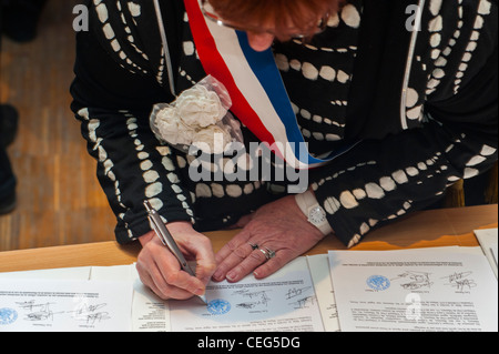 Villejuif, (Paris) France, se marier en premier (symbolique, parce que non légal), cérémonie de mariage gay à l'Hôtel de ville par le maire local 'Clau-Dine Cordillot', le maire, signer des documents officiels, mariage homosexuel Banque D'Images