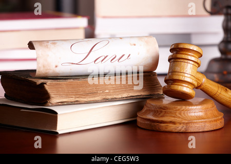 Les juges wooden gavel avec de très vieux livres et papiers avec word droit dans l'arrière-plan. Banque D'Images