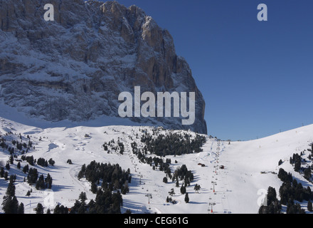 Les pistes de ski de Selva Val Gardena à l'énorme carcasse du Sasso Lungo Kofel Lang ou sur le circuit de ski Sellaronda Banque D'Images