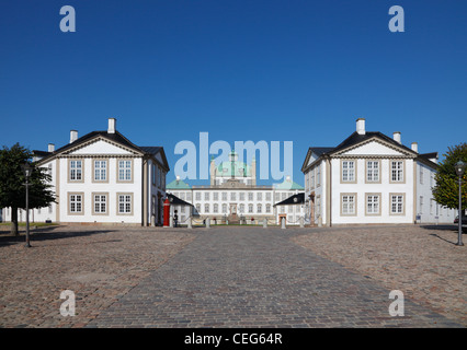 Le Royal Palace à Fredensborg Fredensborg, près de Copenhague, Danemark. Sentinelles à la peau d'ours de la vie Royal Guards in distance Banque D'Images