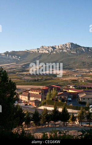 L'Alava, Laguardia, Alava, Espagne, les champs et vignobles qui entourent l'aéroport Laguardia sont dominées par les montagnes Sierra Cantabria Banque D'Images