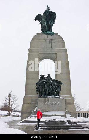 Jeune fille au Monument commémoratif de la guerre, Ottawa, Canada Banque D'Images