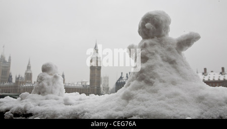 Un bonhomme en face de Big Ben Banque D'Images