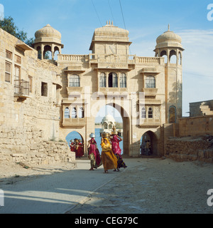 Les femmes portant de l'eau du lac à Gadisar Gate, Jaisalmer, Inde Banque D'Images