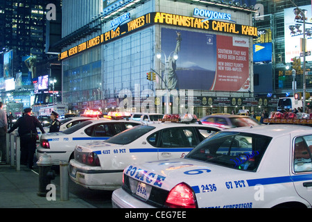Voitures de police à Times Square, New York City Banque D'Images