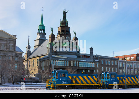 Camion chasse-neige par Notre Dame de Bon Secours Chapelle, Montréal, Canada Banque D'Images