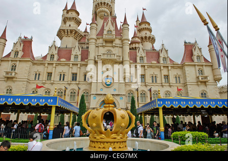 Grande pièce maîtresse d'une couronne en fontaine, Universal Studios, à Singapour. Banque D'Images