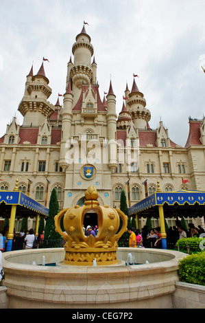 Grande pièce maîtresse d'une couronne en fontaine, Universal Studios, à Singapour. Banque D'Images