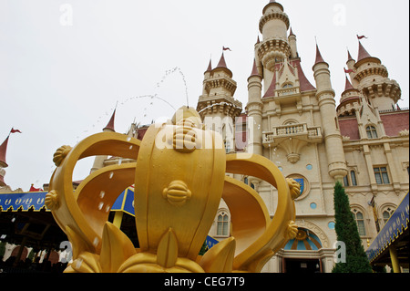 Grande pièce maîtresse d'une couronne en fontaine, Universal Studios, à Singapour. Banque D'Images