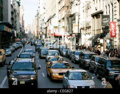 Broadway inférieur rue commerçante animée et de trafic dans Soho new york city Banque D'Images