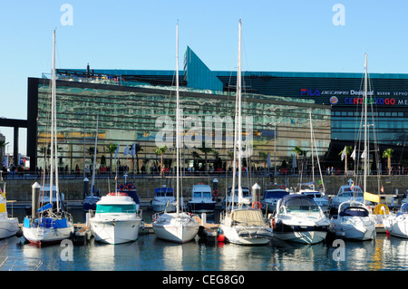 Un Laxe shopping mall et marina. Vigo, Galice, Espagne. Banque D'Images