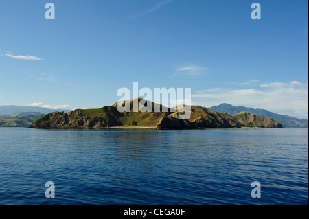 L'île de Flores Batu Boga, région de Nusa Tenggara, en Indonésie. Une belle île sans personnes lors d'un jour parfait ciel bleu Banque D'Images