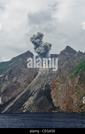 L'éruption du volcan Komba, un volcan de l'île au milieu de la mer à 100 kilomètres de tout. L'Indonésie est 'Ring of Fire' Banque D'Images