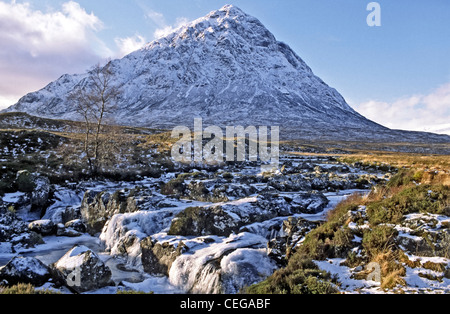 Stob Dearg (1022 mètres) à l'extrémité nord du Buachaille Etive Mor dans la région de Glen Coe en Écosse avec un affluent de la rivière Etive Banque D'Images