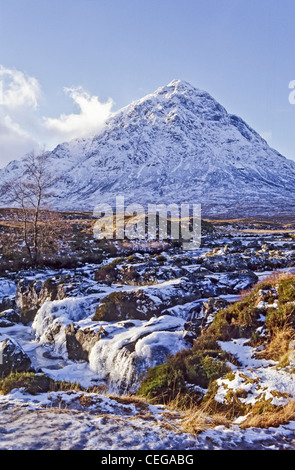 Stob Dearg (1022 mètres) à l'extrémité nord du Buachaille Etive Mor dans la région de Glen Coe en Écosse avec un affluent de la rivière Etive Banque D'Images