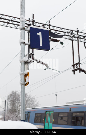 Ferroviaire électrifié de câbles électriques aériens avec la neige ,UK Banque D'Images