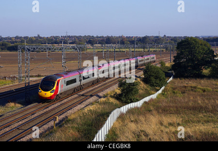 Pendolino Virgin par heademore direction nord, lichfield sur 28/09/11 avec un service de Londres Euston - Glasgow, Banque D'Images