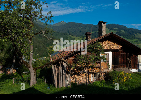 Chalets en bois Maisons de village d'Arêches. La vallée du Beaufortain. Rhône-Alpes Banque D'Images