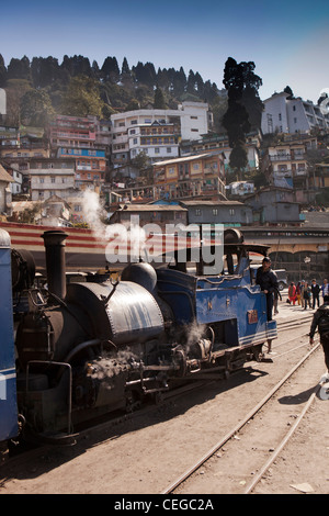 L'Inde, le Bengale occidental, Darjeeling Himalayan Mountain Railway train arrivant en gare Banque D'Images