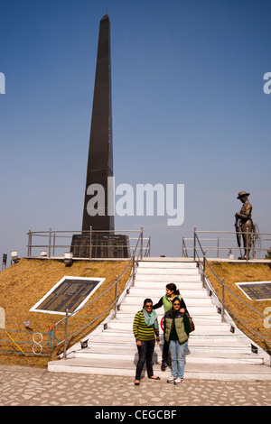 L'Inde, le Bengale occidental, Darjeeling Batasia Loop, mémorial de guerre de Gorkha à côté du chemin de fer de montagne de l'himalaya Banque D'Images