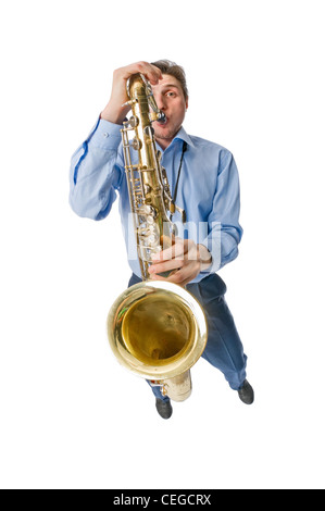 Jeune saxophoniste cool isolé sur fond blanc Banque D'Images