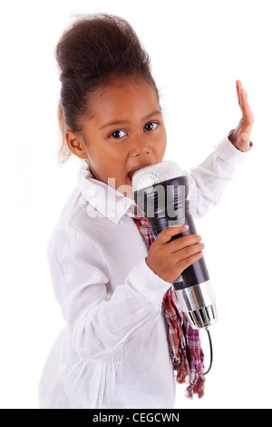 Jolie petite asiatique africaine rif le chant, sur fond blanc Banque D'Images