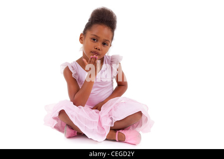 Jolie petite fille asiatique africaine assise sur le sol, isolé sur fond blanc Banque D'Images