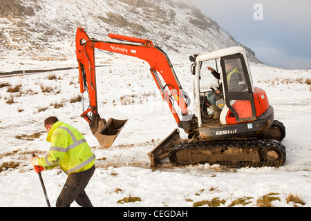 Ouvriers commencer la première organisation groundworks pour 3 éoliennes à être construit derrière le kirkstone Pass Inn sur kirkstone Pass Banque D'Images