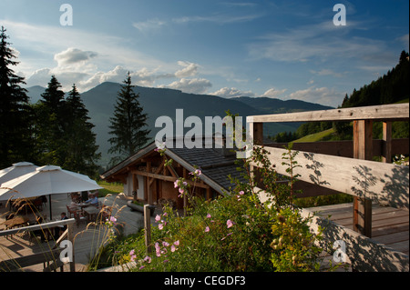 Vue sur la vallée depuis la terrasse à Flocons de sel gourmet restaurant & Hotel. Megève, France Banque D'Images