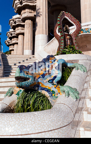 La mosaïque dragon fontaine par Antoni Gaudi, le Parc Guell, Barcelone, Catalogne, Espagne Banque D'Images