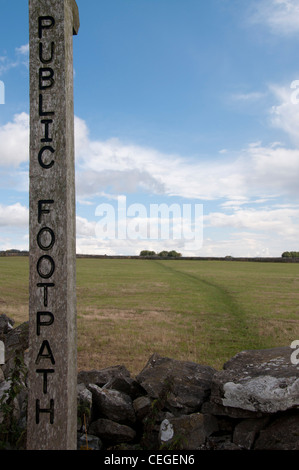 Un signe indiquant qu'il n'est un sentier public et montrer le chemin sur un pays à pied dans le Peak District. Banque D'Images