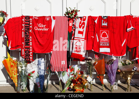 Hommages à Nottingham Forest Football Club en mémoire de propriétaire et ancien président Nigel Doughty qui est mort 4 février 2012. Banque D'Images