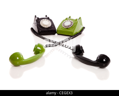 Conceptual image réalisée avec deux téléphones vintage isolé sur fond blanc Banque D'Images