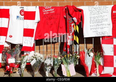 Hommages à Nottingham Forest Football Club en mémoire de propriétaire et ancien président Nigel Doughty qui est mort 4 février 2012. Banque D'Images