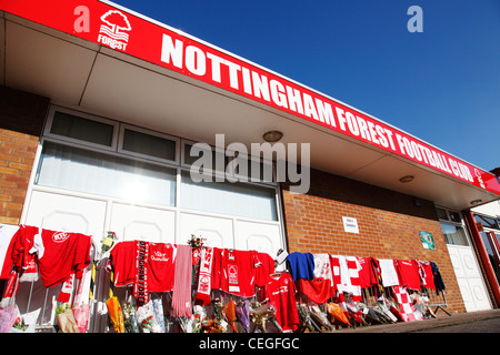 Hommages à Nottingham Forest Football Club en mémoire de propriétaire et ancien président Nigel Doughty qui est mort 4 février 2012. Banque D'Images