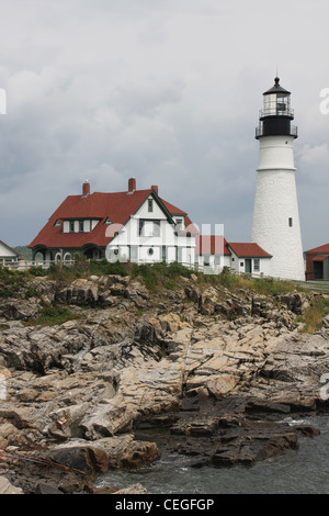 Le phare de Cape Elizabeth avant de ciel nuageux, la Nouvelle Angleterre, Portland, Maine Banque D'Images