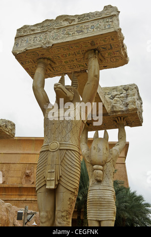 Anubis géant Statues, l'Égypte ancienne, Universal Studios Singapore. Banque D'Images