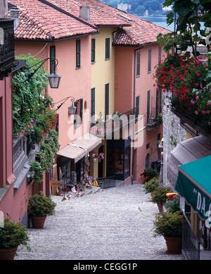 Salita Serbelloni, Bellagio, Lombardie, Italie. Des marches en pierre, vieilles maisons et boutiques. Banque D'Images