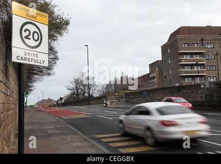 Une voiture a passé une vitesse de 20 mi/h vitesse limite North Shields signe North East England, UK Banque D'Images