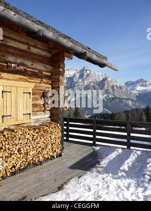 Petit chalet en bois sur les pistes de ski dans les Dolomites, près de Corvara et San Cassiano. Plus généralement utilisé en été que l'hiver. Banque D'Images