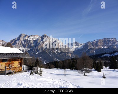 Chalet en bois sur les pistes de ski près de San Cassiano et Corvara n les Dolomites, Italie Banque D'Images