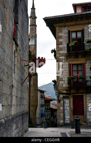 Scène de rue à Hondarribbia, Espagne, avec d'étroites rues pavées bordées de maisons médiévales. Banque D'Images