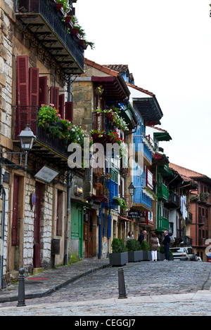 Scène de rue à Hondarribbia, Espagne, avec d'étroites rues pavées bordées de maisons colorées. Banque D'Images