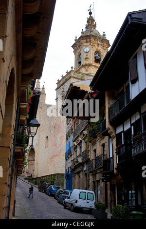 Scène de rue à Hondarribbia, Espagne, avec d'étroites rues pavées bordées de maisons médiévales. Banque D'Images